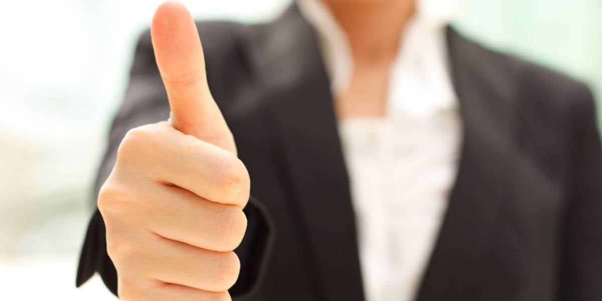 7 Business woman shows thumb up