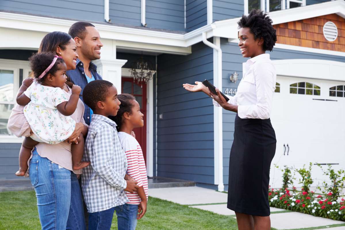 A woman shows property to a family, do property managers find tenants concept