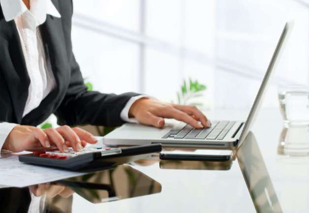 Multitasking, working online Multitasking, working online