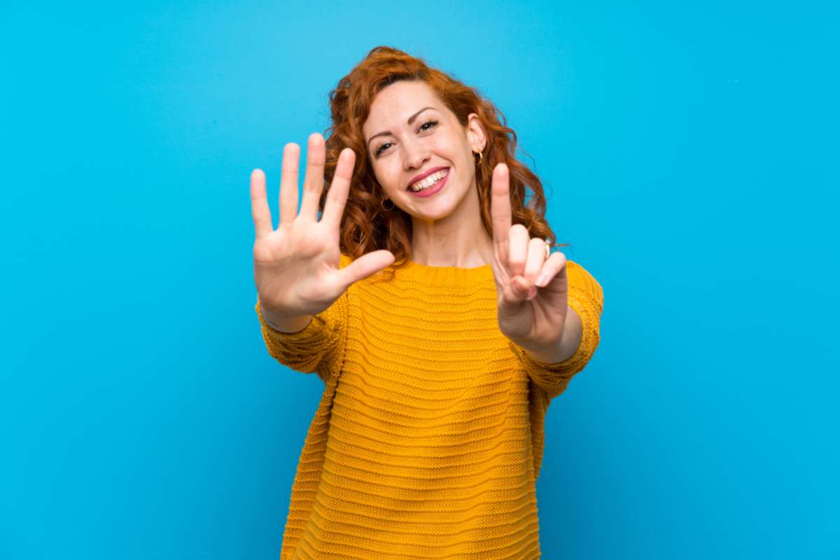 Woman holding up six fingers for six steps to renting out a Charleston, SC, home for the first time